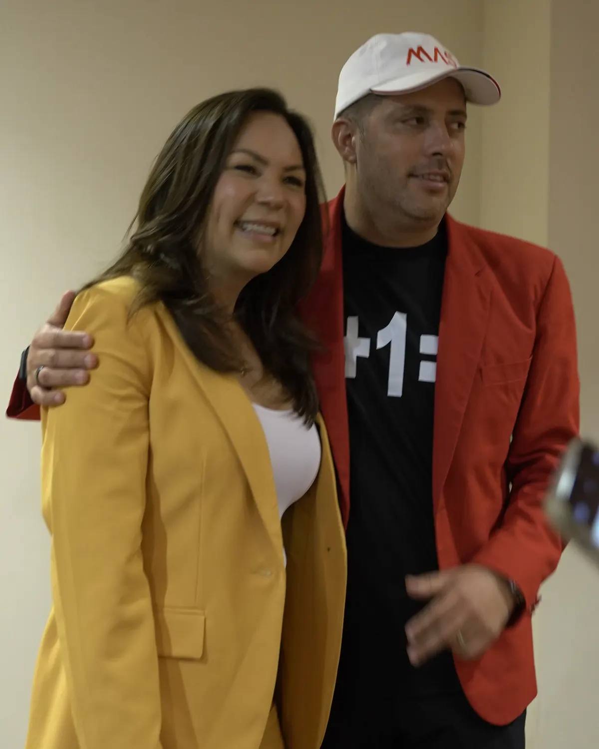 Jorge Serratos abraza a una conferencista en Synergy Unlimited USA 2025, en Miami